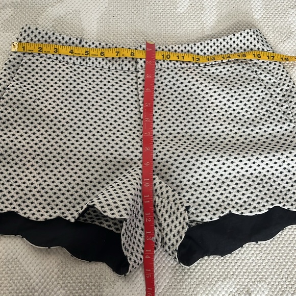 Elle women short black & white Swiss Polka dot tweed, scalloped hem! Size 8 - Picture 7 of 10